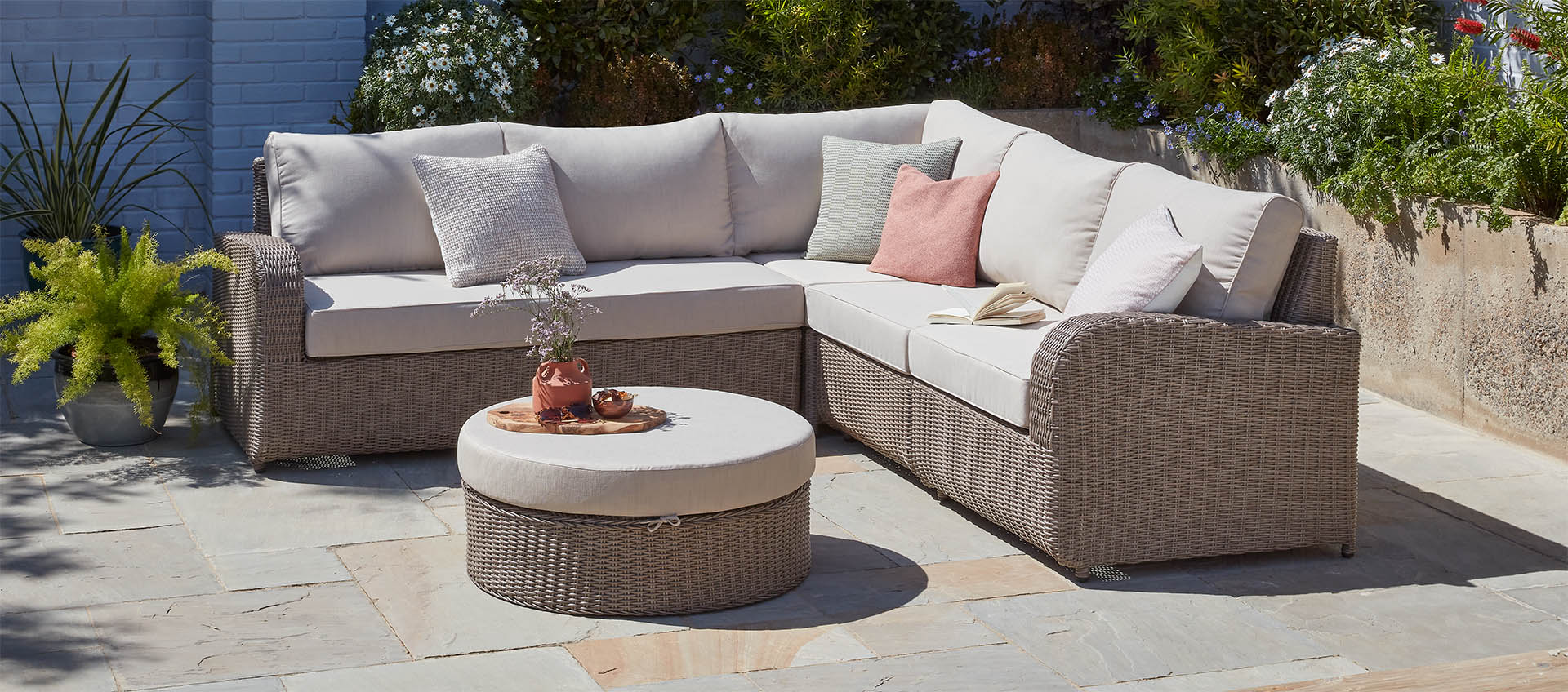 Ledbury 10CP - Corner Sofa Set with Round Pouffe