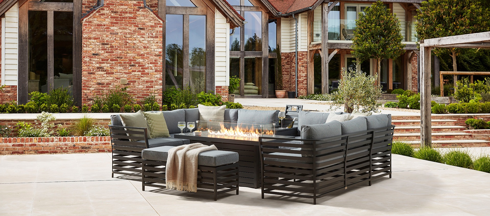 Salone 7E - U Shaped Sofa with Gas Fire Pit and Drinks Cooler
