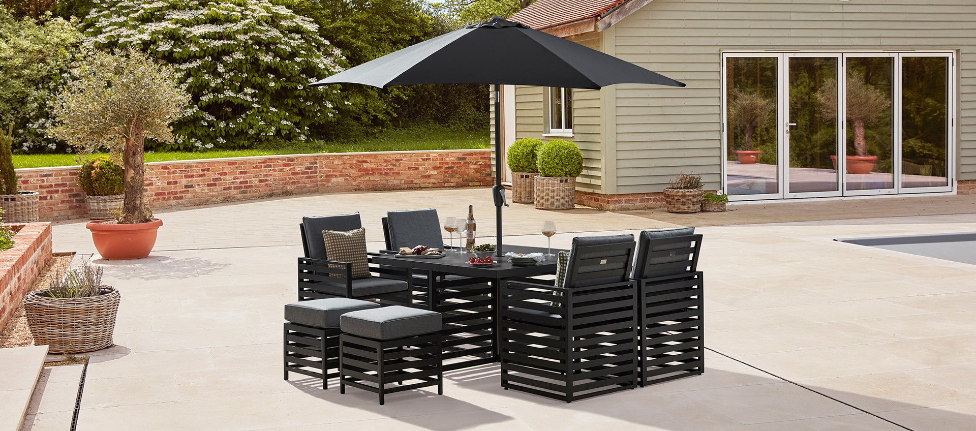 Salone Cubo 4 - 8 Seat Dining Set with Parasol