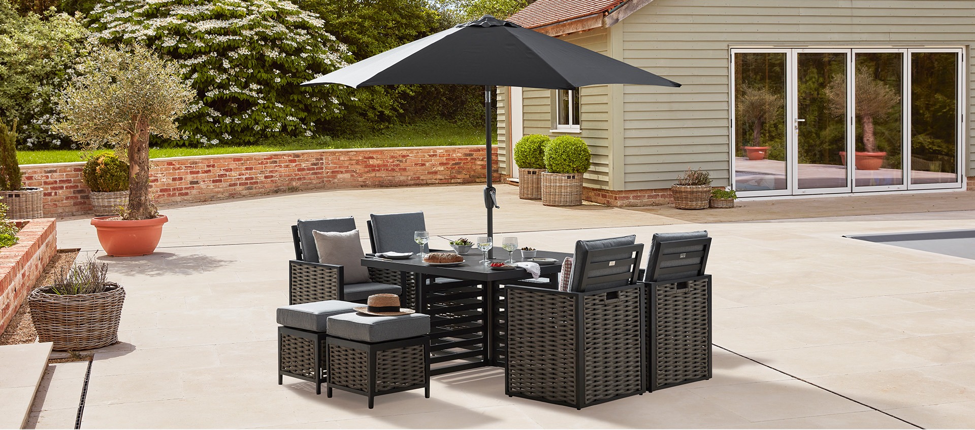 Talia Cubo 4 - 8 Seat Dining Set with Parasol